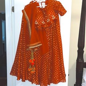 Beautiful orange full set with gold detail.